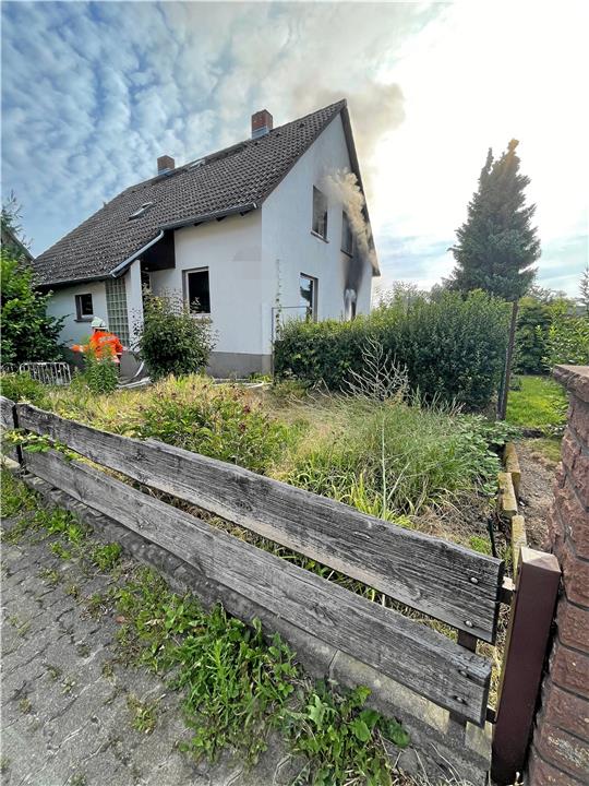 Der Bewohner hat Glück. Über eine Leiter kann er sich retten. Foto: Feuerwehr