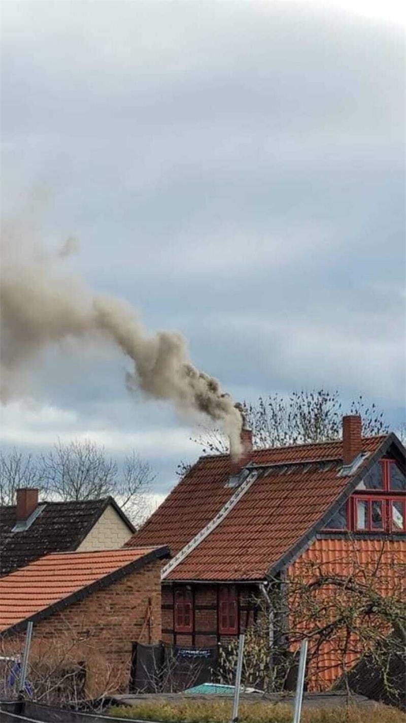 Der Bezirksschornsteinfeger entfernte festgesetzten Ruß.