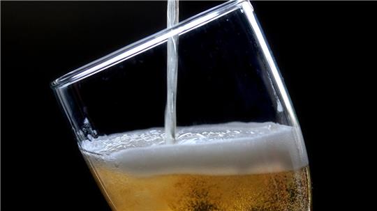 Der Bierabsatz geht schon seit Jahren zurück, was auch Auswirkungen auf das Biersteueraufkommen hat. (Symbolbild)
