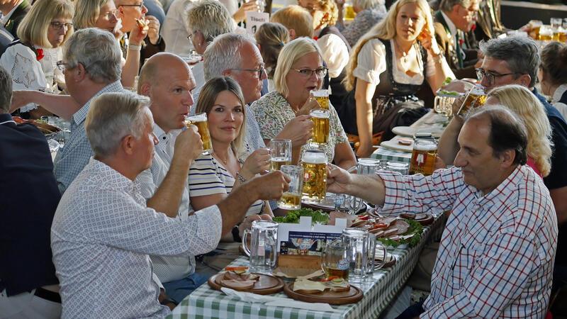 Der Bieranstich bei der Eröffnung des Festes kommt gut an. Am späteren Abend übernimmt allerdings die Jugend das Kommando.