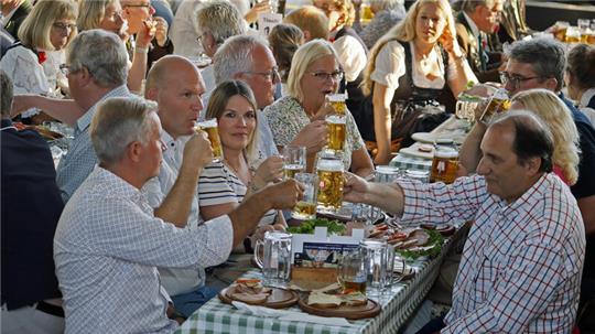 Der Bieranstich bei der Eröffnung des Festes kommt gut an. Am späteren Abend übernimmt allerdings die Jugend das Kommando.