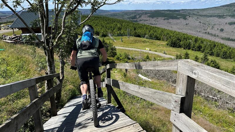 Der Bikepark am Wurmberg ist bereits vom Start weg anspruchsvoll. Über eine Rampe geht es teilweise steil bergab.