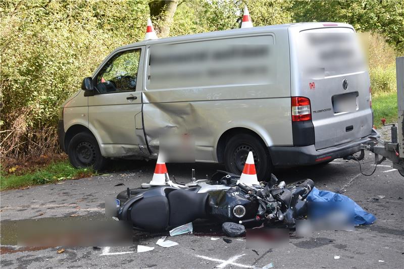 Zusammenstoß bei Neuekrug: 20-jähriger Biker stirbt am Unfallort Der Biker kollidierte seitlich mit dem VW-Bus. Foto: Jenzora