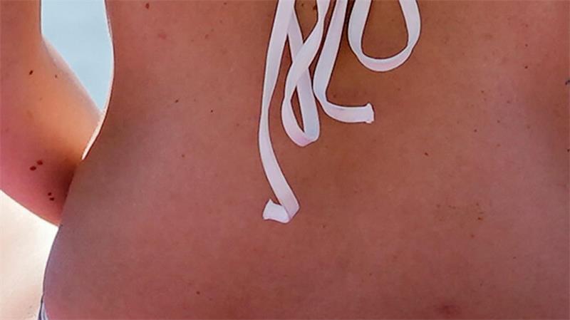 Der Bikini war nie nur Bademode. Er war immer auch ein Testfeld: für Moral, für Freiheit, für Sichtbarkeit. (Illustration)