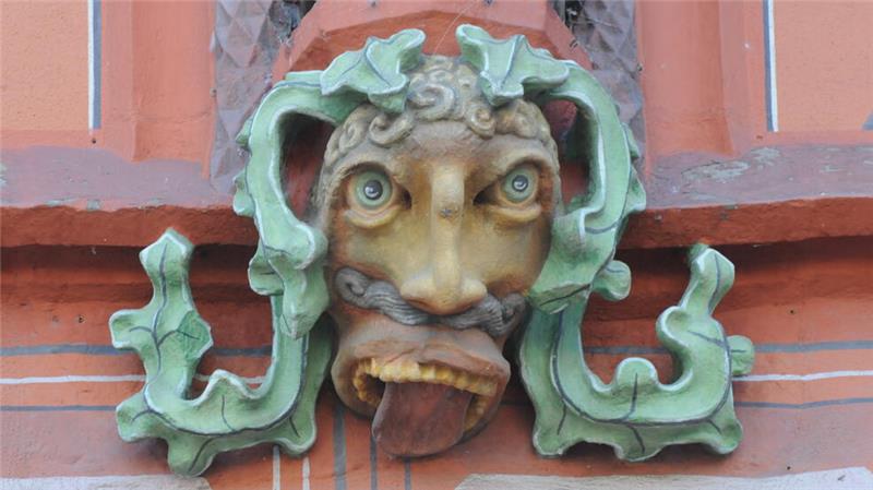 Die Goslarer Kaiserworth: Vom Gildehaus zum Hotel Der "Blecker" an der Kaiserworth streckt den Passanten die Zunge heraus.