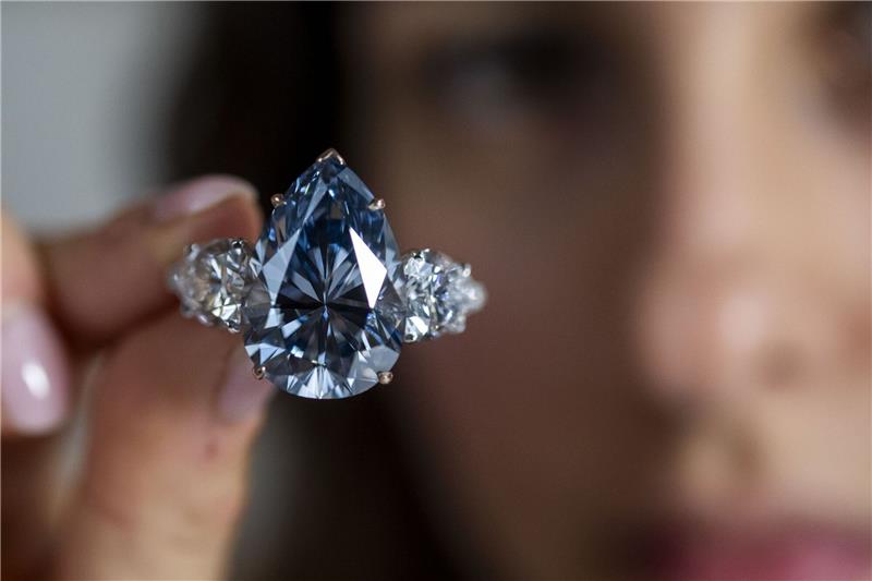 Blauer Diamant in Genf für 41 Millionen Euro versteigert Der «Bleu Royal» ist ein seltener 17,61 Karat schwerer, lupenreiner Diamant.