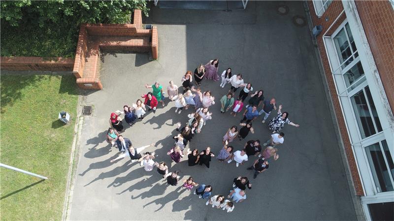 Der Blick der Absolventen der Fachschule für Sozialpädagogik geht nach oben. Foto: Privat