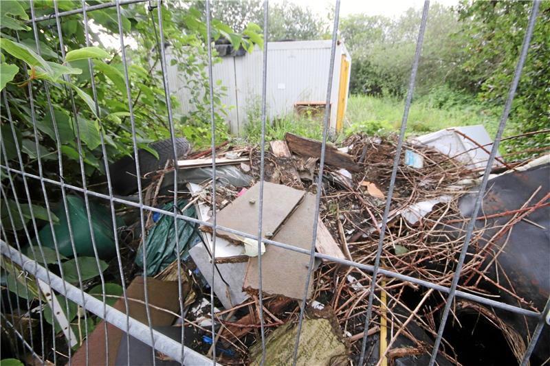 Räumung der Altlast Grube Ida in Othfresen beginnt Der Blick durch den Zaun lässt vermuten, dass auf dem Gelände noch einiges an Unrat lagert. Das Areal soll davon nun befreit werden. Foto: Gereke