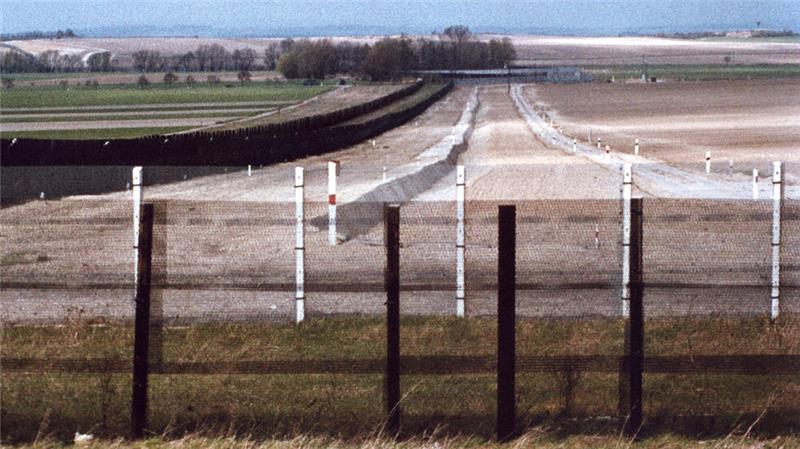Der Blick fällt im Foto aus dem Jahr 1977 auf den Grenzzaun zwischen Abbenrode und Lochtum. Der Todesstreifen verschlang Land: Alleine das Areal zwischen tatsächlichem Grenzverlauf und dem ersten Zaun entlang der ehemaligen Grenze durch Deutschland – viele nannten es fälschlicherweise „Niemandsland“ – beanspruchte die Fläche des Fürstentums Liechtenstein, so Lothar Engler.