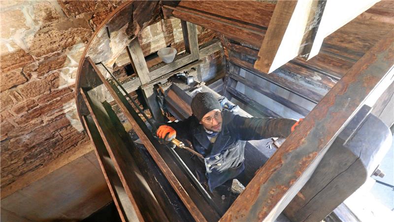 Wie das Wasserrad der Abbenröder Mühle gerettet werden konnte Der Blick nach oben ist nun frei: Restaurator Dewitz hat die ersten Hölzer entfernt.