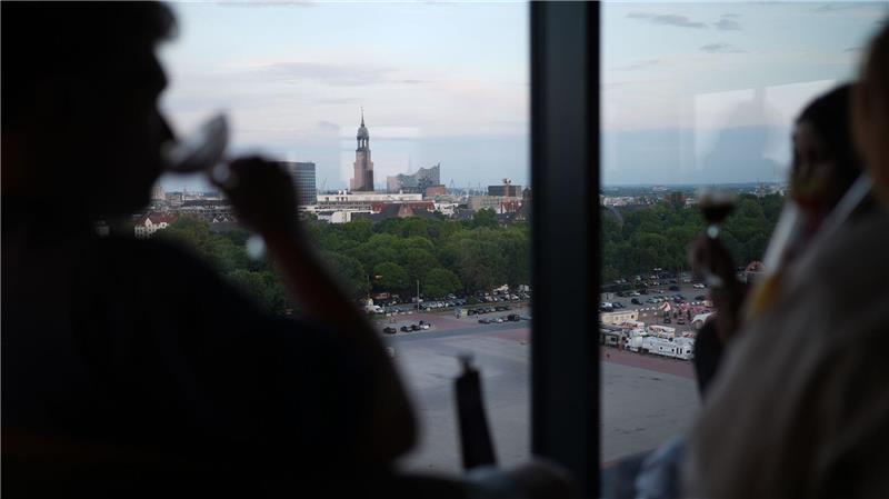 Einkehr mit Aussicht in deutschen Metropolen Der Blick über Hamburg aus der Bar „Karo & Paul“ im Bunker in St. Pauli ist ein Erlebnis.