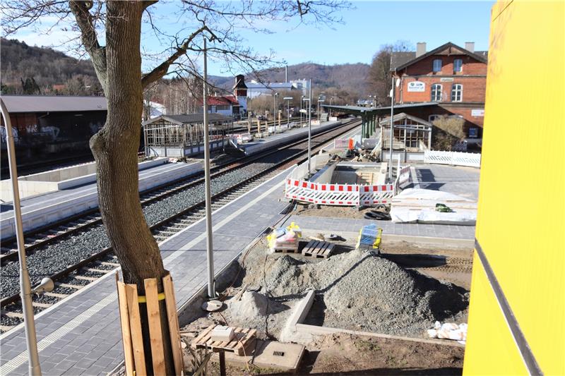 Der Blick über das Bahnhofsgelände zeigt bereits, dass die Arbeiten recht weit fortgeschritten sind. Hinter der rotweißen Absperrung sieht man den Abgang des neu in den Boden getriebenen Tunnels.  Fotos: Neddermeier