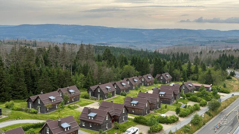 Die komplette Eröffnung des Harzturms ist absehbar Der Blick vom Harzturm ist am Freitag nicht allzu gut. Die Besucher können aber das Feriendorf und bis nach Altenau sowie Schulenberg sehen. Der Brocken hingegen hat sich in dichte Wolken gehüllt.