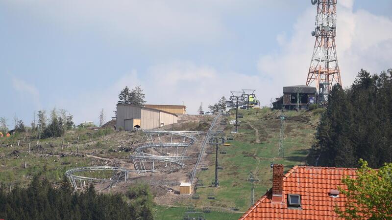 Zu Pfingsten dreht der Drachenblitz in Hahnenklee seine Runden Der Blick vom Tal auf die neue Bocksberg-Attraktion.