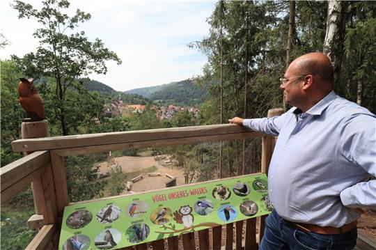 Der Blick vom jüngst neu und aufwendig gestalteten Waldspielplatz sorgt auch bei Ortsbürgermeister René Philipp immer wieder für Gänsehaut. Foto: Neddermeier