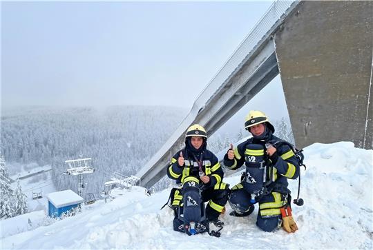 Der Blick von der Schanze nach unten demonstriert die Höhe und Herausforderung, der sich die Goslarer Feuerwehrmänner gestellt haben. Foto: Feuerwehr Goslar