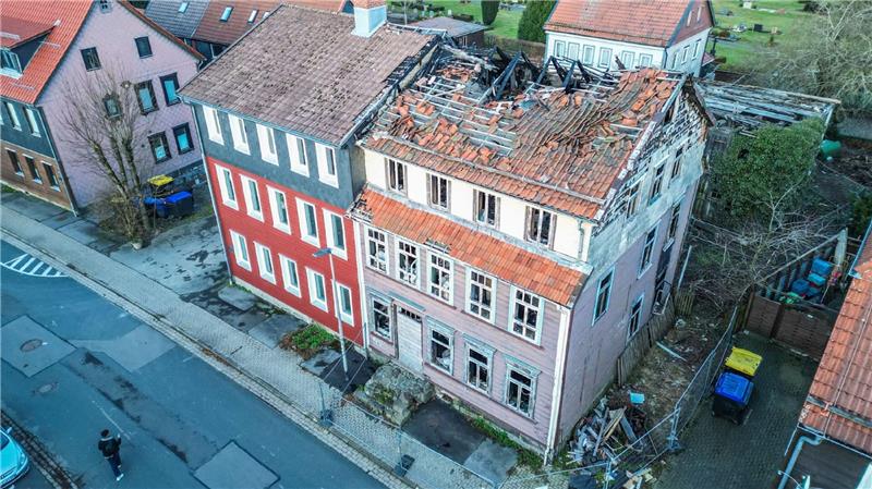 Eine Drohnenaufnahme zeigt die Schäden der Brandruine. Das Dach ist zerstört, verkohlte Balken ragen aus klaffenden Löchern.