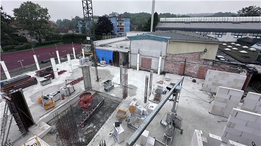 Der Blick vor ein paar Tagen auf das Untergeschoss, in dem die neue „zentrale Mitte“ des Werner-von-Siemens-Gymnasiums entstehen soll. In den zwei Etagen darüber finden sich künftig Räume für die 5. und 6. Klassen.