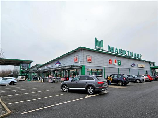 Der Blick voraus ist noch trübe: Was wird mit den Edeka-Untermietern, wenn Kaufland das Gebäude in der Baßgeige-West übernimmt und zunächst modernisiert? Foto: Sowa