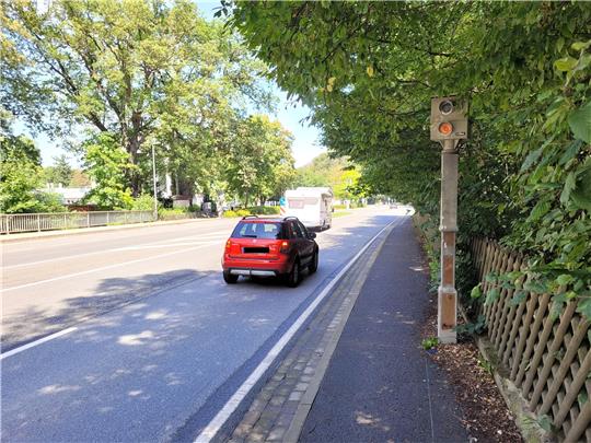 Der Blitzer an der Bundesstraße 4 zwischen Großparkplatz und Ettershaus ist bereits vor 14 Jahren stillgelegt worden. Immer wieder treiben Äste und Blätter um ihn herum aus. Stehen bleiben soll die Anlage trotzdem – laut Landkreis als Präventivmaßnahme. Foto: Exner