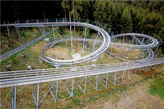 Der Bocksberg-Bob hat auch einen Kreisel, die zweite Sommerrodelbahn soll fünf hintereinander bekommen.  Archivfoto: Epping