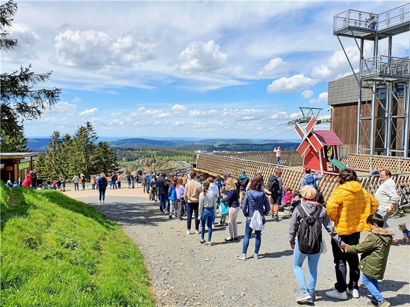 Der Bocksberg als Touristen-Attraktion: Bei schönem Wetter bilden sich schon mal lange Schlangen, um mit dem Bob zu fahren. Fotos: GZ-Archiv