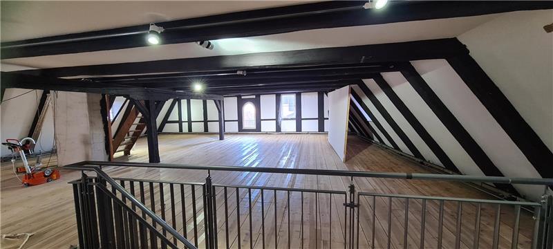 Blick in eine Fachwerketage, in die das Licht hineinscheint.