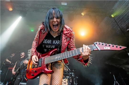 Der „Böse Fuchs“ Valeria Ereth (im Foto) tritt gemeinsam mit Sly (Seline Hönig) bei „Rock am Beckenrand“ auf und zeigt wie schön Metal sein kann.  Foto: Schönfisch