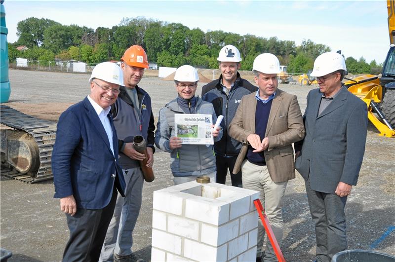 Stolze 6,4 Millionen Euro für den Goslarer Bosch-Neubau Der Bosch-Service Meyer stellt sich neu auf (v. l.): Seniorchef Dr. Wolf-Michael Schmid, Polier Reinhold Kahmann, Axel Pätzold und Timo Friehe als Goslar-Vienenburger Partner am Bau, Juniorchef Jan-Michael Schmid und der Goslarer Betriebsleiter Thomas Schumann legen eine aktuelle GZ in die Hülse und setzen anschließend den Grundstein. Foto: Heine