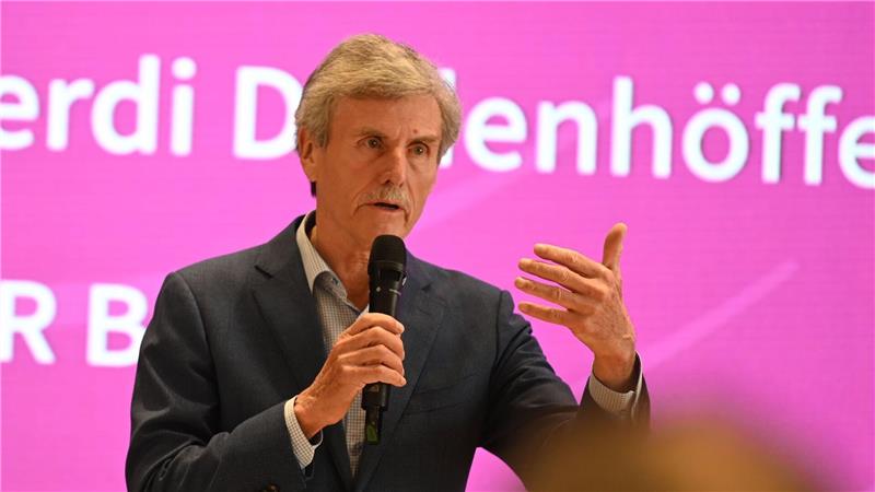 Der Branchenexperte Ferdinand Dudenhöffer beurteilt die Situation von US-Elektroautobauer Tesla trotz gestiegener Nachfrage skeptisch. (Archivbild)