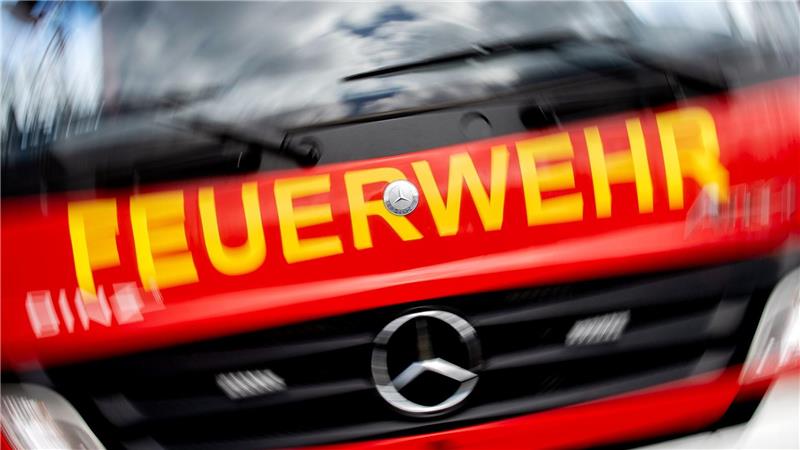 Der Brand brach den Angaben zufolge kurz vor Mitternacht aus. (Symbolbild)