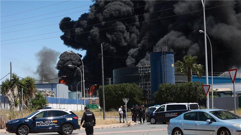 Der Brand brach in einem Industriegebiet südöstlich der Touristenmetropole Sevilla aus. Der Wind dürfte die Rauchwolke jedoch von der Großstadt weg Richtung Osten treiben.