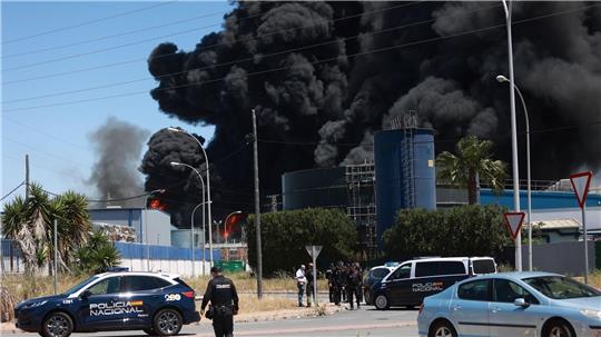 Der Brand brach in einem Industriegebiet südöstlich der Touristenmetropole Sevilla aus. Der Wind dürfte die Rauchwolke jedoch von der Großstadt weg Richtung Osten treiben.