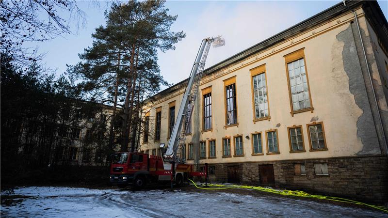 Feuer wütet auf historischem Gelände nahe Goebbels-Villa Der Brand breitete sich in einem ehemaligen Lehrgebäude aus.