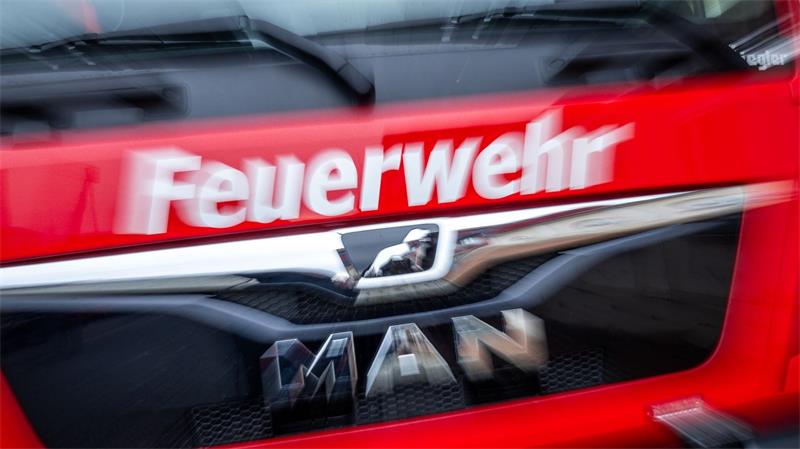 Der Brand einer Lagerhalle mit landwirtschaftlichen Maschinen sorgt für einen Feuerwehreinsatz. (Symbolbild)
