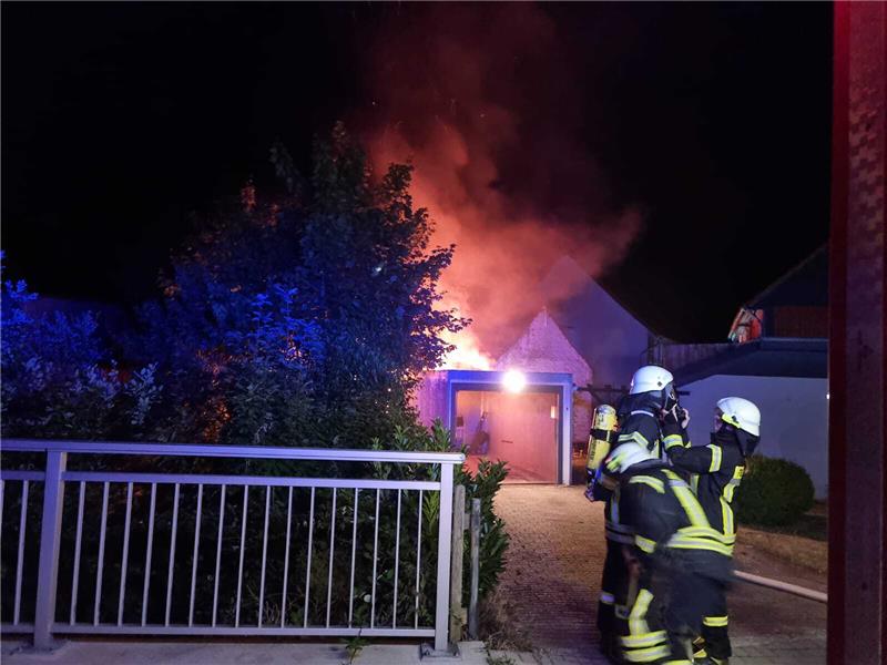 Großeinsatz: Nächtlicher Schuppenbrand in Astfeld Der Brand eines Schuppens greift auch auf eine benachbarte Garage über. Foto: Feuerwehr