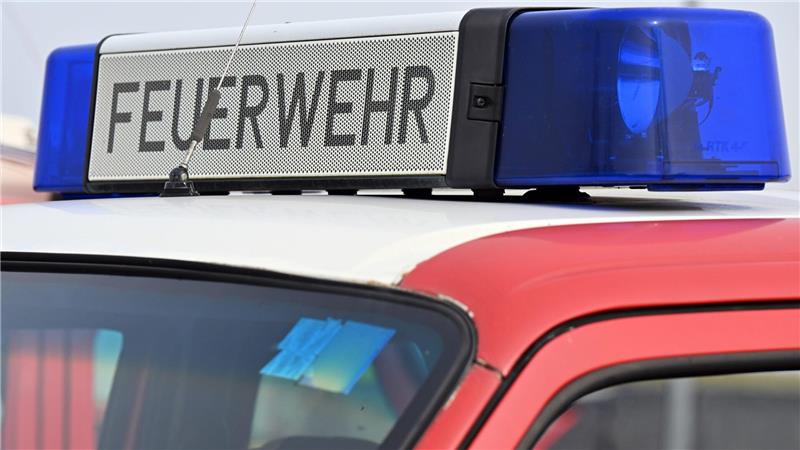 Der Brand in einem Einfamilienhaus in Bremen wurde für die Feuerwehr zu einem herausfordernden Einsatz. (Symbolbild)
