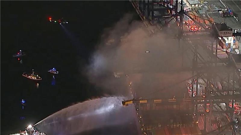 Der Brand unter Deck ist schwer zu bekämpfen, weil die Hitze für die Einsatzkräfte zu groß ist. Gefahr geht auch von der betroffenen Fracht aus. 