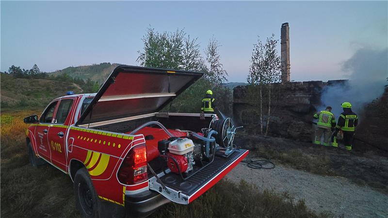Hüttenbrand bei Goslar zerstört Bilder von Karl Reinecke-Altenau Der Brandort ist für die Einsatzkräfte nicht leicht erreichbar: Nur Pickups und sogenannte Utility-Terrain-Vehicle können zur Einsatzstelle gelangen.