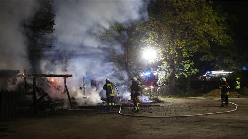 Geräteschuppen auf Goslarer Friedhof brennt komplett nieder Der Brandort wurde von der Polizei beschlagnahmt. Foto: Epping