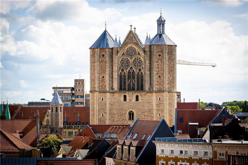 Ehemaliger Braunschweiger Bischof mit 95 Jahren gestorben Der Braunschweiger Dom ist vor bewölktem Himmel am Horizont zu sehen.