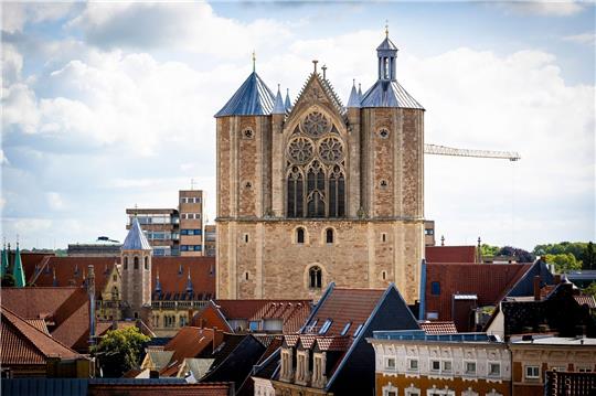 Ehemaliger Braunschweiger Bischof mit 95 Jahren gestorben Der Braunschweiger Dom ist vor bewölktem Himmel am Horizont zu sehen.
