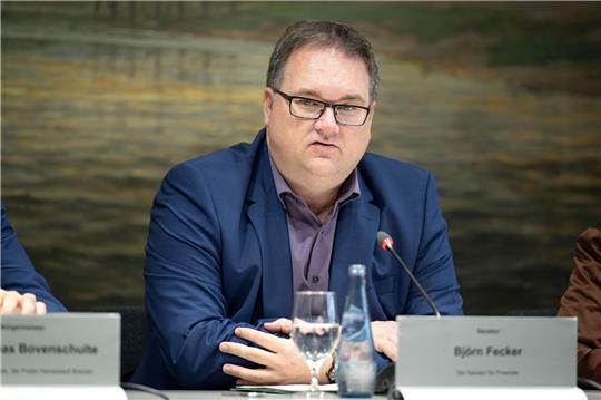 Der Bremer Finanzsenator Björn Fecker (Grüne) bei einer Pressekonferenz im Rathaus.
