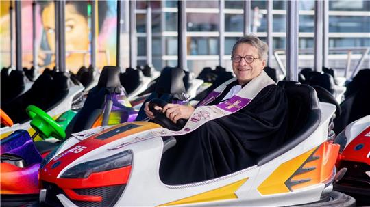 Gottesdienst auf dem Autoscooter – Kirche trifft Freimarkt Der Bremer Pastor Friedhelm Blüthner predigte bei einem Gottesdienst am Reformationstag im Autoscooter auf dem Freimarkt.