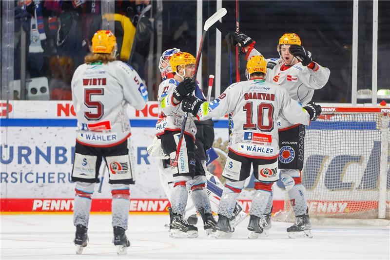 Der Bremerhavener Markus Vikingstad (r) bejubelt seinen Treffer zum 2:0 für die Fishtown Pinguins.