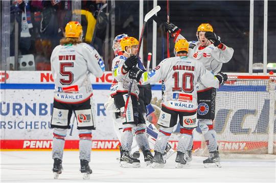 Der Bremerhavener Markus Vikingstad (r) bejubelt seinen Treffer zum 2:0 für die Fishtown Pinguins.