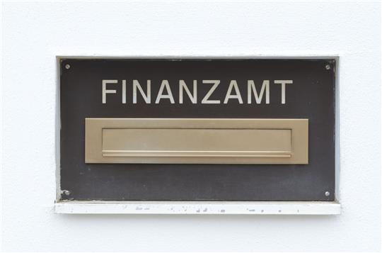 Der Briefkasten eines Finanzamtes.