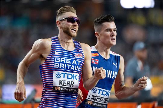 Der Brite Josh Kerr (l) setzte sich im 1500-Meter-Lauf gegen den Favoriten Jakob Ingebrigtsen durch.