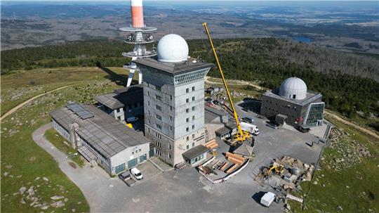 Der Brocken ist von besonderer Bedeutung für den Tourismus im Harz. Um sie touristisch weiterzuentwickeln, hat der Landkreis Harz die Bergkuppe gekauft.