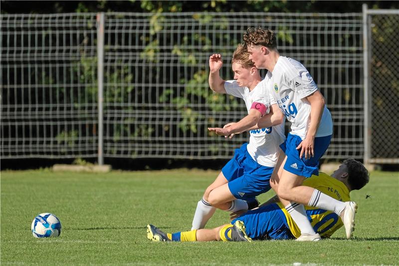 Pfeil Broistedt grätscht der TSG Bad Harzburg dazwischen Der Broistedter Lenn Zean Traube trifft den Kapitän der TSG Bad Harzburg A-Junioren Niklas Hogeback am Bein. Sören Jansen unterstützt seinen Mitspieler. Foto: Drechsler